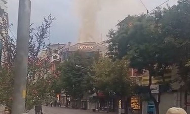 Eskişehir’de giyim mağazasının çatısında yangın çıktı - Son Dakika Bilgileri
