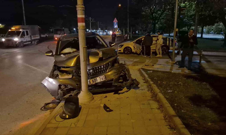 Eskişehir'de kavşakta çarpışan otomobillerde 3 kişi yaralandı, biri ambulansa direndi - Son Dakika Bilgileri
