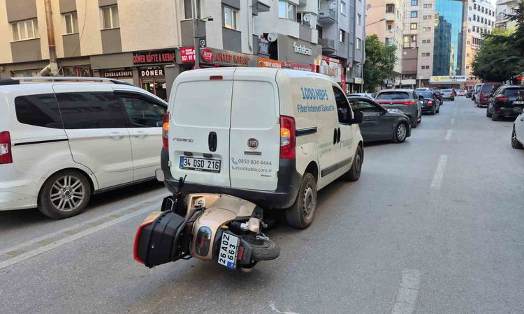 Gündemden Son Bilgiler: Eskişehir’de korkutan kaza: Motosiklet, hafif ticari aracın altına girdi - Son Dakika