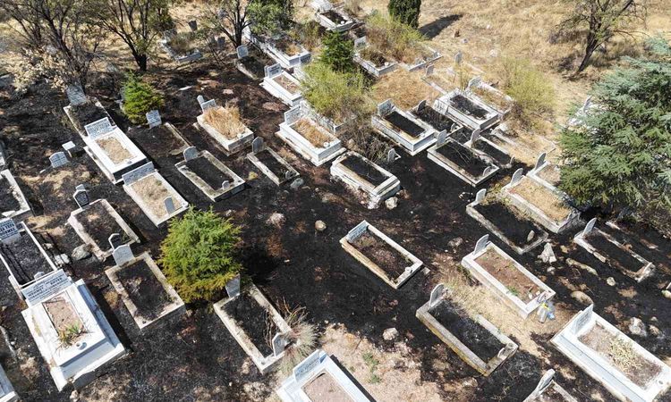 Son Gelişme: Eskişehir'de Mezarlıkta Yangın: Çok Sayıda Kabir Zarar Gördü - Son Dakika ve Merak Edilenler