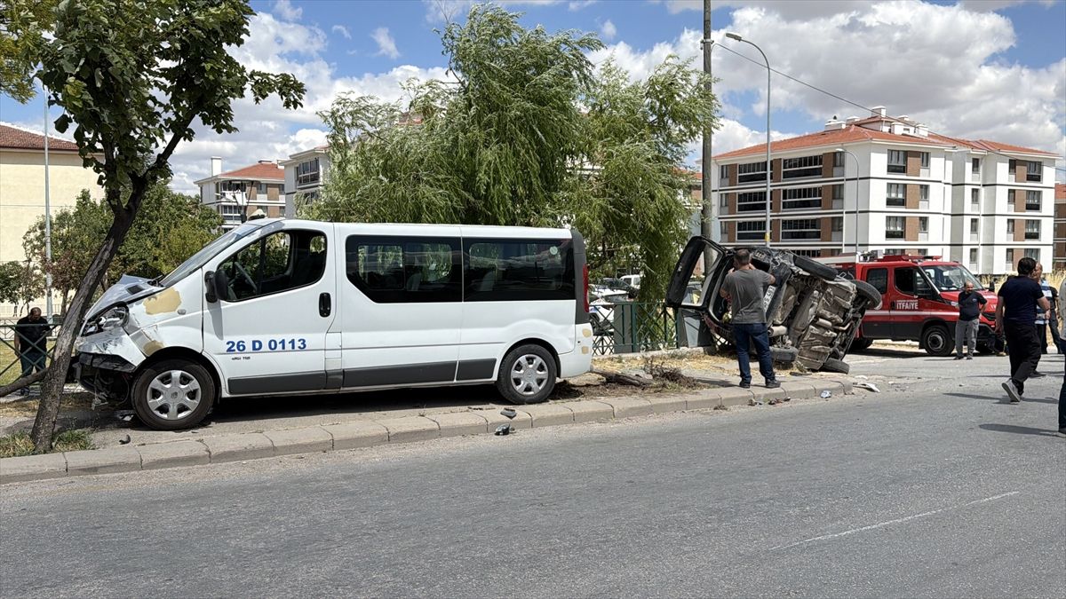8 people were injured in the accident in which a minibus and a car collided in Eskişehir - Breaking News