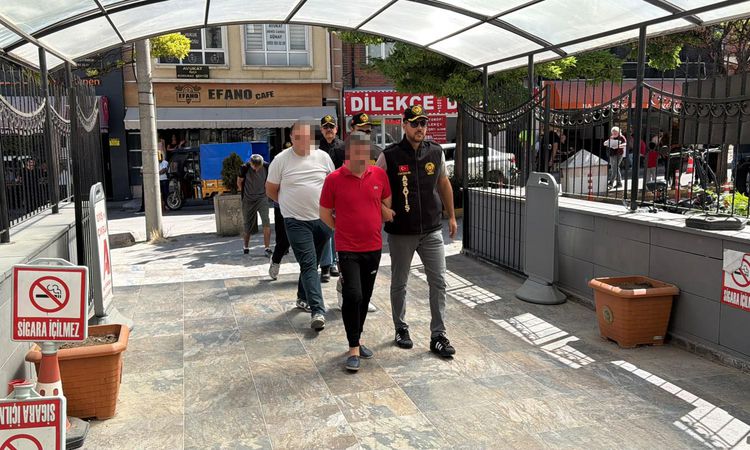 Eskişehir'de misafir gittiği arkadaşının evinde bıçaklanarak öldürülen Bülent Sap'ın cinayetinde 4 şüpheli adl