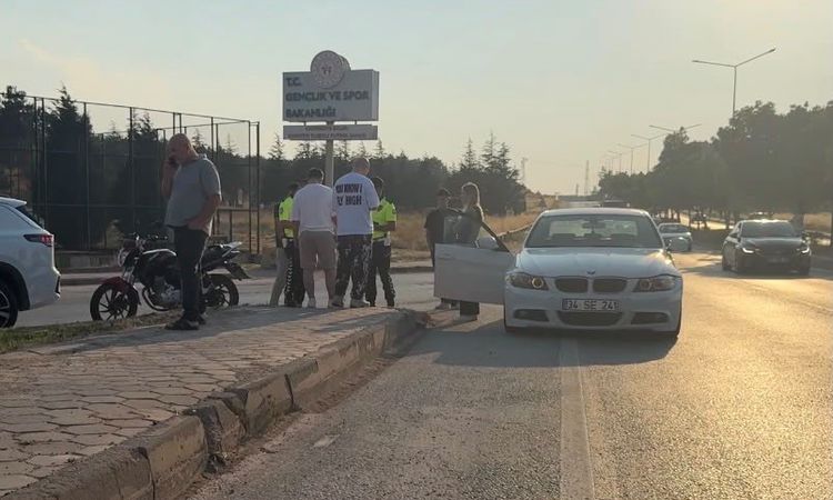 Son Gelişme: Eskişehir'de Motosiklet ile Otomobil Çarpıştı: 1 Yaralı - Son Dakika