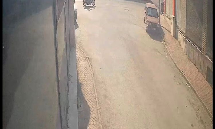 Eskişehir'de Motosiklet ile Otomobil Çarpıştı: 2 Yaralı - Son Dakika: Gelişmeler Takip Ediliyor