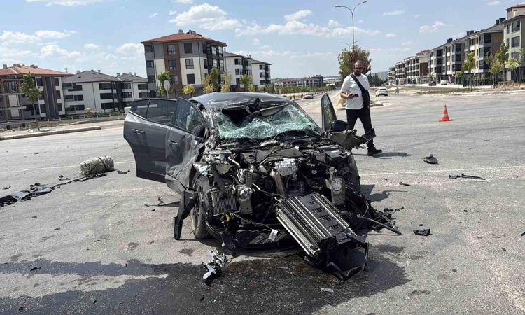Eskişehir’de otomobil tuğla yüklü tırla çarpıştı: 1 yaralı - Son Dakika - Son Dakika Bilgileri