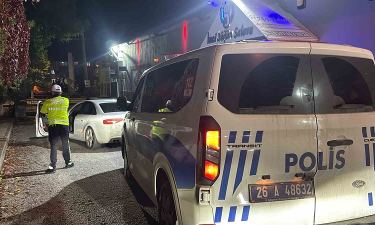 Eskişehir'de polisten kaçan 16 yaşındaki ehliyetsiz sürücüye 295 bin TL ceza kesildi