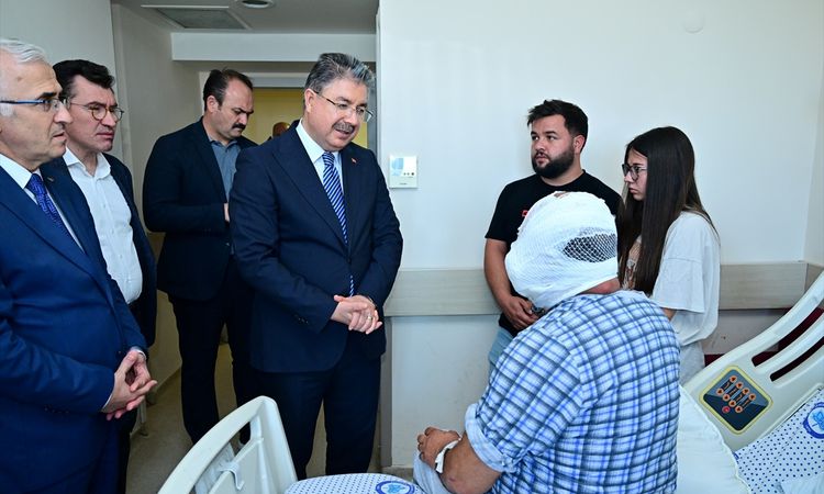 Gündemden Son Bilgiler: Eskişehir Valisi Yılmaz kazada yaralanan 3 itfaiyeciyi hastanede ziyaret etti - Son Da