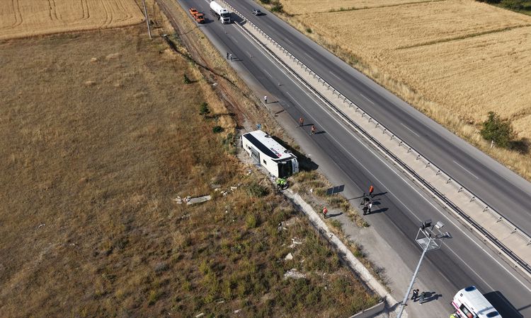 24 injured in Eskişehir after passenger bus overturns into ditch