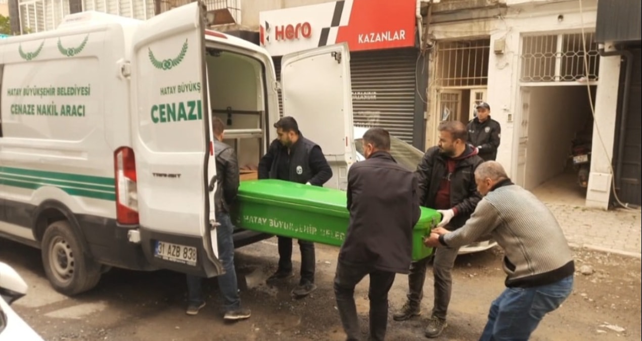 Ayrıntılar Netleşti: Evinde bıçaklanarak öldürülmüş halde bulundu - Son Dakika: Gelişmeler Takip Ediliyor