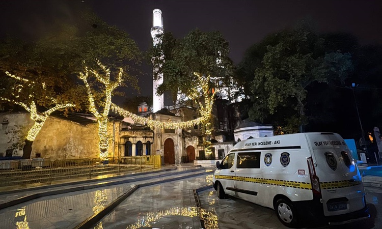 Eyüpsultan Camisi'nde kavgayı ayırmak isteyen şüpheli havaya 4 el ateş etti | İşte Tüm Ayrıntılar