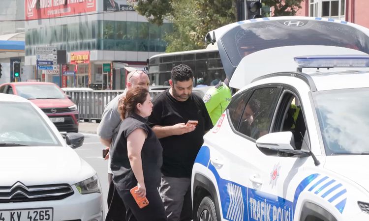 Kritik Açıklama: Eyüpsultan'da trafik kazası: Taksi şoförü ile hasta çift arasında tartışma - Haberleri