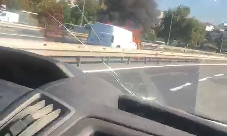 Ayrıntılar Netleşti: Fatih'te araç alevlerı: Yol trafiğe kapatıldı - Son Dakika Haberleri - Son Dakika Bilgile