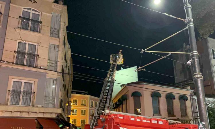 The base station on the roof of the building in Fatih surrendered to the flames - Last Minute