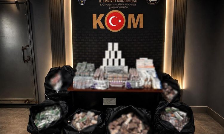 Ayrıntılar Netleşti: Fatih'te kaçak tıbbi ilaç baskınu: 98 bin 632 tablet ele geçirildi, 2 şüpheli gözaltı işl