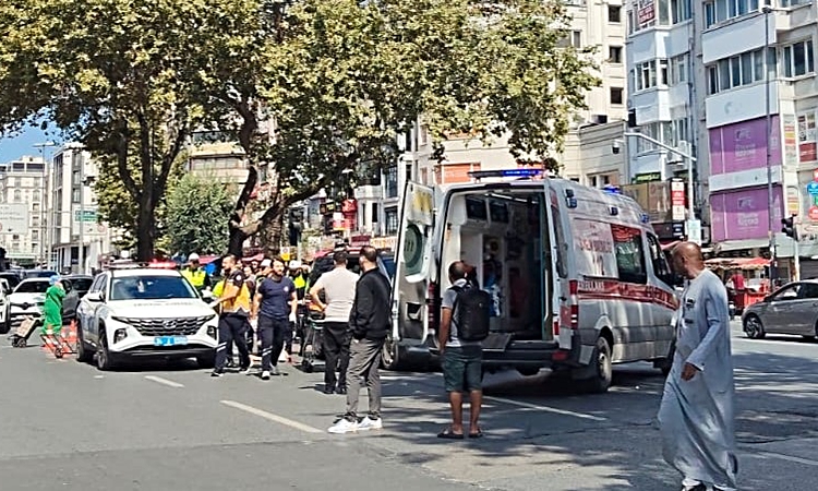 Fatih'te yolun karşısına geçerken 2 minibüsün çarptığı yaya öldü | İşte Tüm Ayrıntılar