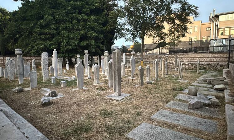 Son Gelişme: Fatih'teki tarihi hazirede 7 mezar taşı tahrip edildi - Son Dakika Haberleri: Gelişmeler Takip Ed