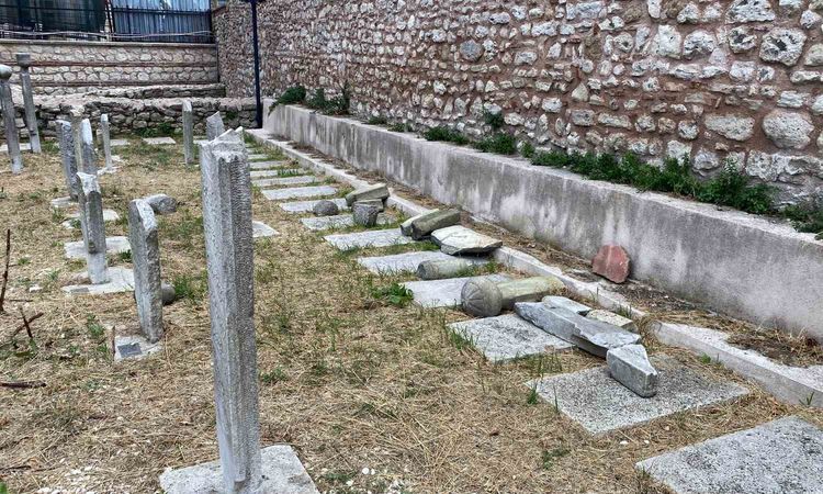 Fatih’teki tarihi hazirede 7 mezar taşını kırıp kaçtı - Son Dakika - Son Dakika Bilgileri