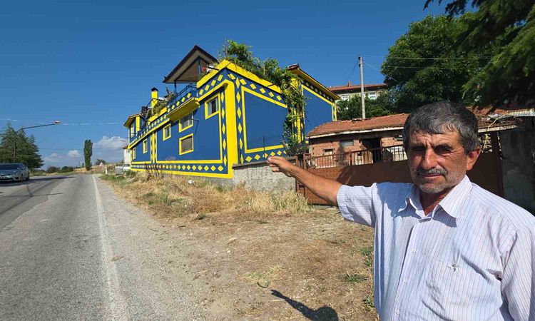 Kritik Açıklama: Fenerbahçe Aşkı Evine Yansıdı: 65 Yaşındaki Besici, Köy Evini Sarı-Lacivert'e Boyadı - Son Da