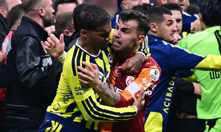 Fenerbahçe Galatasaray derbisinde neden kavga çıktı? Archie Brown Abdülkerim Bardakcı kavga olayı nedir?: Geli
