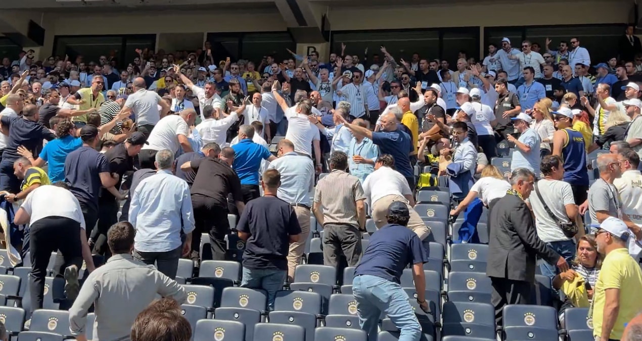 Fenerbahçe Genel Kurulu'nda su şişeli kavga - Son Dakika ve Merak Edilenler