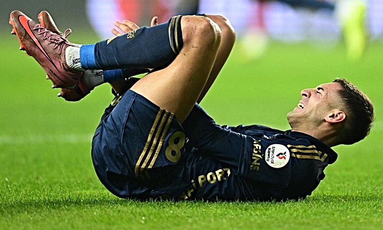 Fenerbahçe'de Mert Müldür ameliyat oldu! İşte sahalardan uzak kalacağı süre ve Merak Edilenler