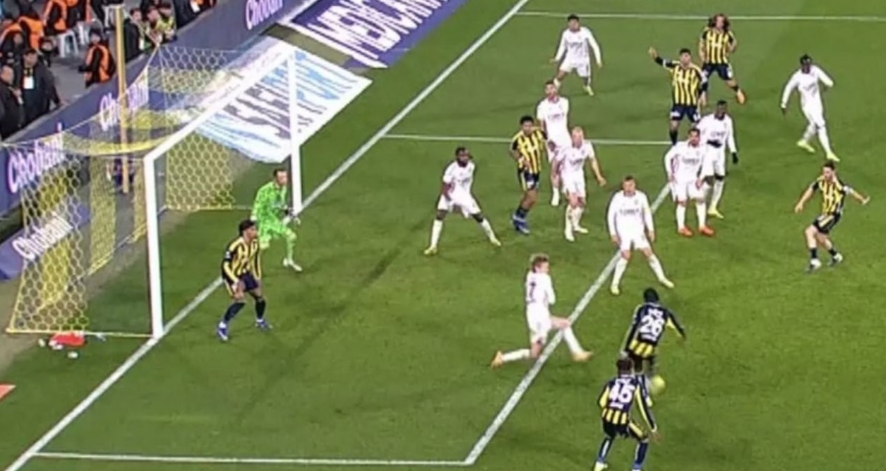 Kritik Açıklama: Fenerbahçe'nin son saniye golünden sonra Galatasaraylı taraftarlar sosyal medyada isyan etti