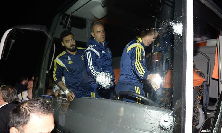 Gündemden Son Bilgiler: Fenerbahçe otobüsüne silahlı taarruzyla ilgili beş kişi gözaltı işlemi uygulandı - Son