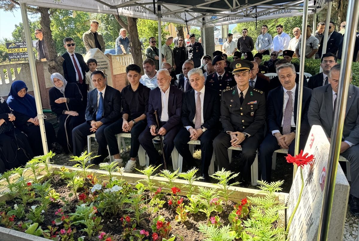 Commemorated at the grave of martyr police officer Serdar Gökbayrak in FETO's July 15 coup attempt - Last Minute