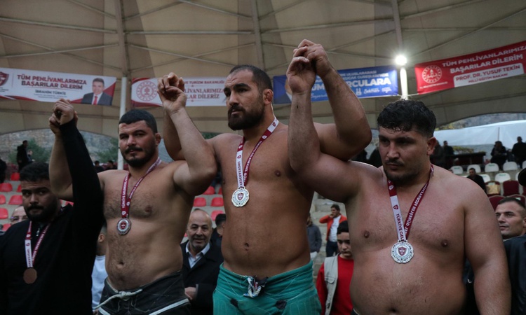 Feyzullah Aktürk, Erzurum Uzundere'de 103. Karakucak Güreşleri'nde başpehlivan oldu ve Merak Edilenler