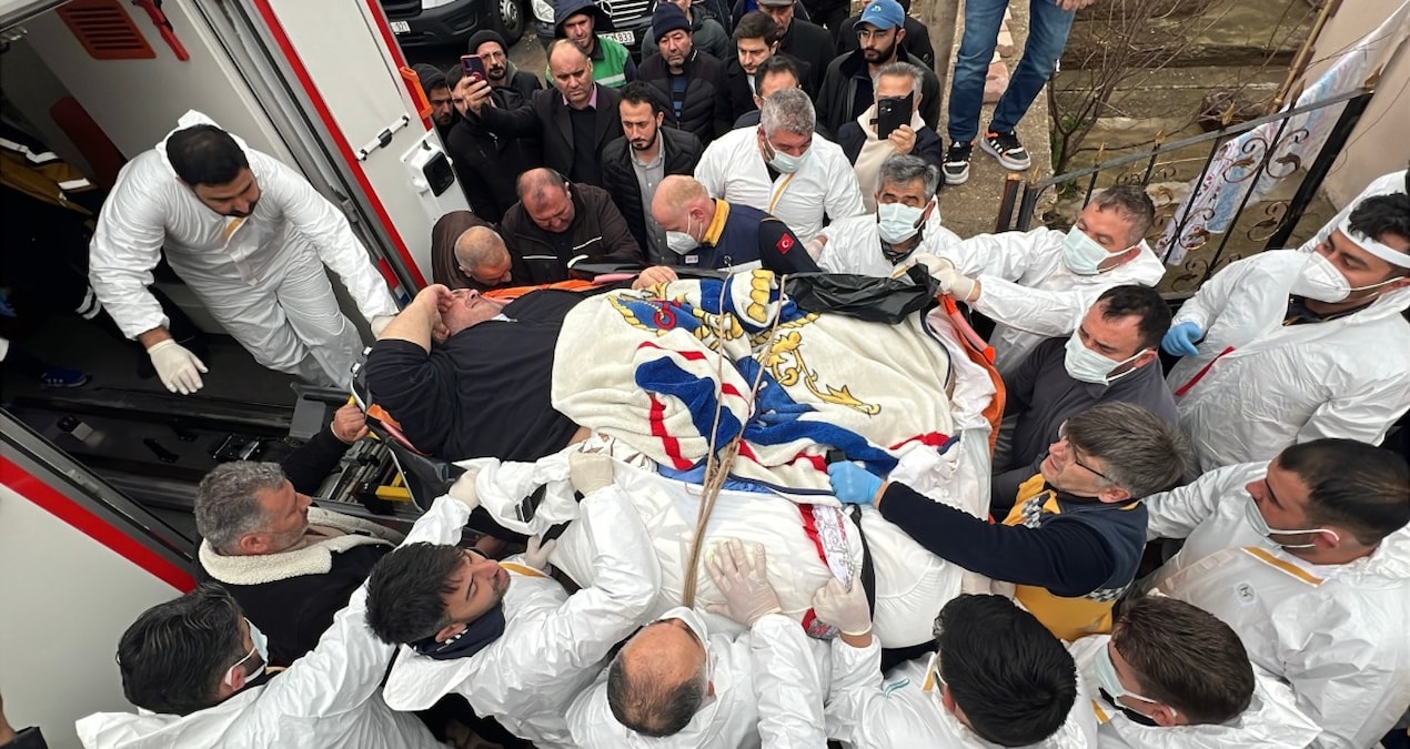 Gündemden Son Bilgiler: Fil hastası adam 30 kişi tarafından duvarlar kırılarak evinden çıkarıldı - En Son Habe