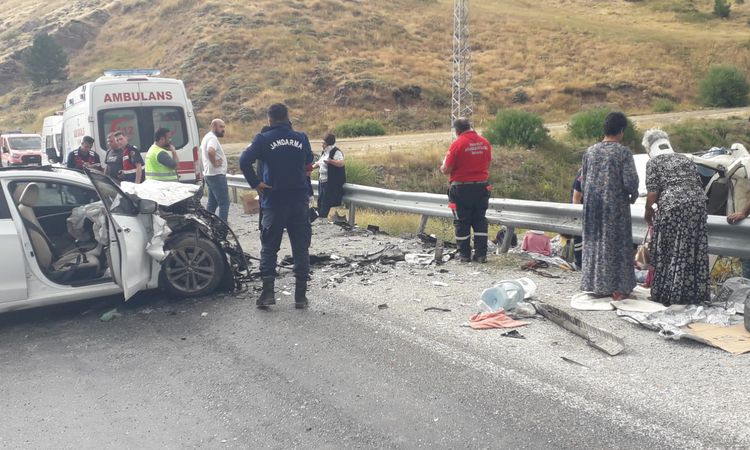 Fındık işçilerini taşıyan minibüs ile otomobil çarpıştı: 6'sı çocuk 11 yaralı - Son Dakika: Gelişmeler Takip E