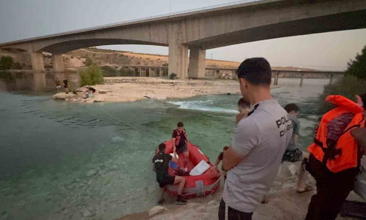 Gündemden Son Bilgiler: Fırat'ta mahsur kalan 10 kişi kurtarıldı - Haberleri - Son Dakika Bilgileri