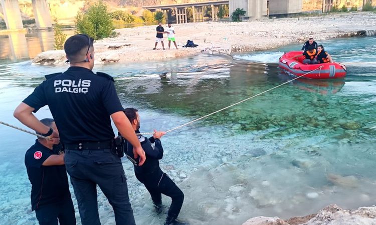Gündemden Son Bilgiler: Fırat'ta mahsur kalan 6 kişi kurtarıldı - Son Dakika Haberleri