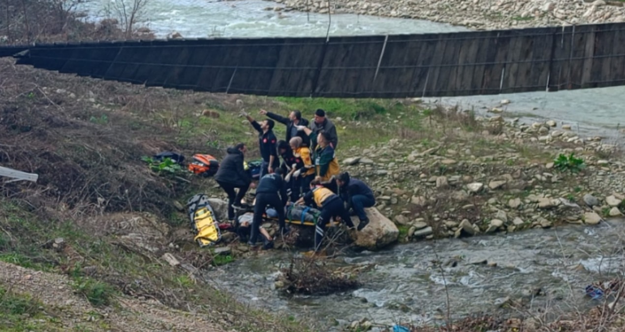 Ayrıntılar Netleşti: Fotoğraf çekilirken dehşeti yaşadılar: Devrilen köprüden Karasu Çayı'na uçtular - Son Dak