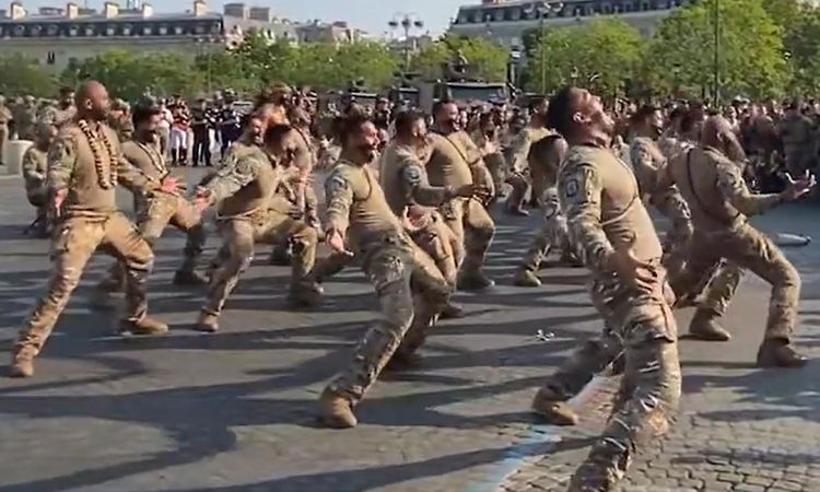The demonstration by French soldiers stunned the audience - Last Minute