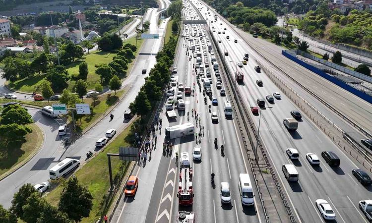 Ayrıntılar Netleşti: FSM köprü çıkışında banka personelini taşıyan midibüs devrildi: 21 yaralı - Haberleri - S