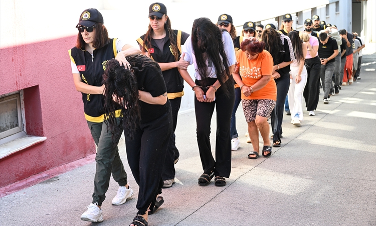 Fuhşa zorlanan 11 kadın kurtarıldı, Adana merkezli operasyonda 17 şüpheli hakkında tutuklama kararı verildi -