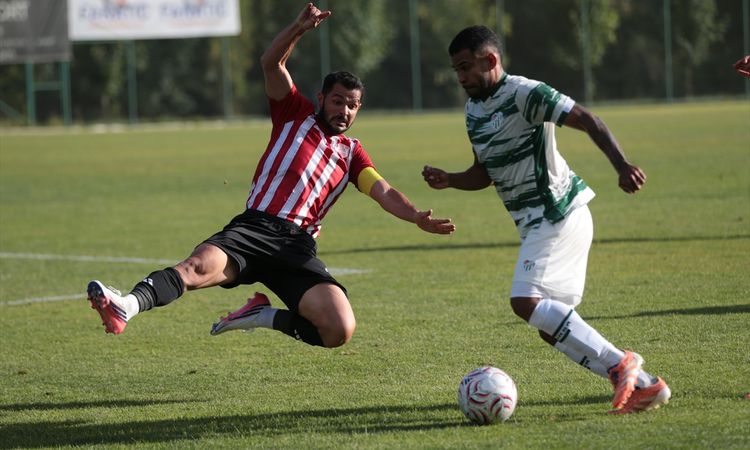 Football: Friendly Match - Last Minute