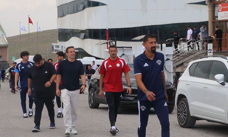 Kritik Açıklama: Futbolcular Cuma namazında kardeşliği yaşadı - Son Dakika Haberleri ve Merak Edilenler