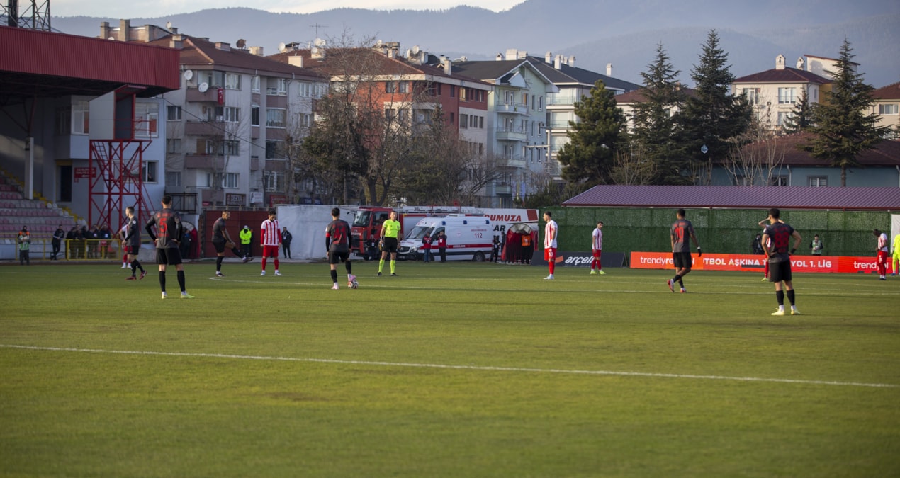 Sıcak Gündem: Futbolcuların protestosuna yönetimden tepki - Son Dakika Haberleri ve Merak Edilenler