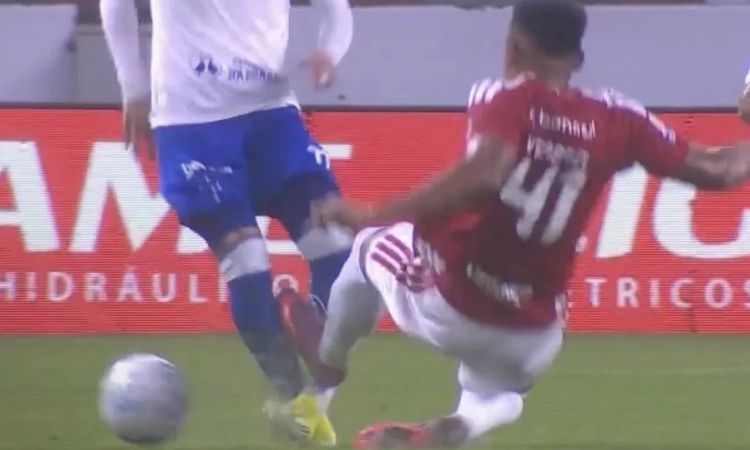 Son Gelişme: Futbolda bir ilk: Sakatladığı rakibi iyileşene kadar sahaya çıkamayacak - Haberleri ve Merak Edil