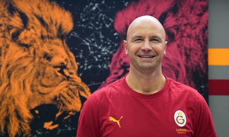 Galatasaray Çağdaş Faktoring'in başantrenörü Dusart, en az bir kupa hedefliyor