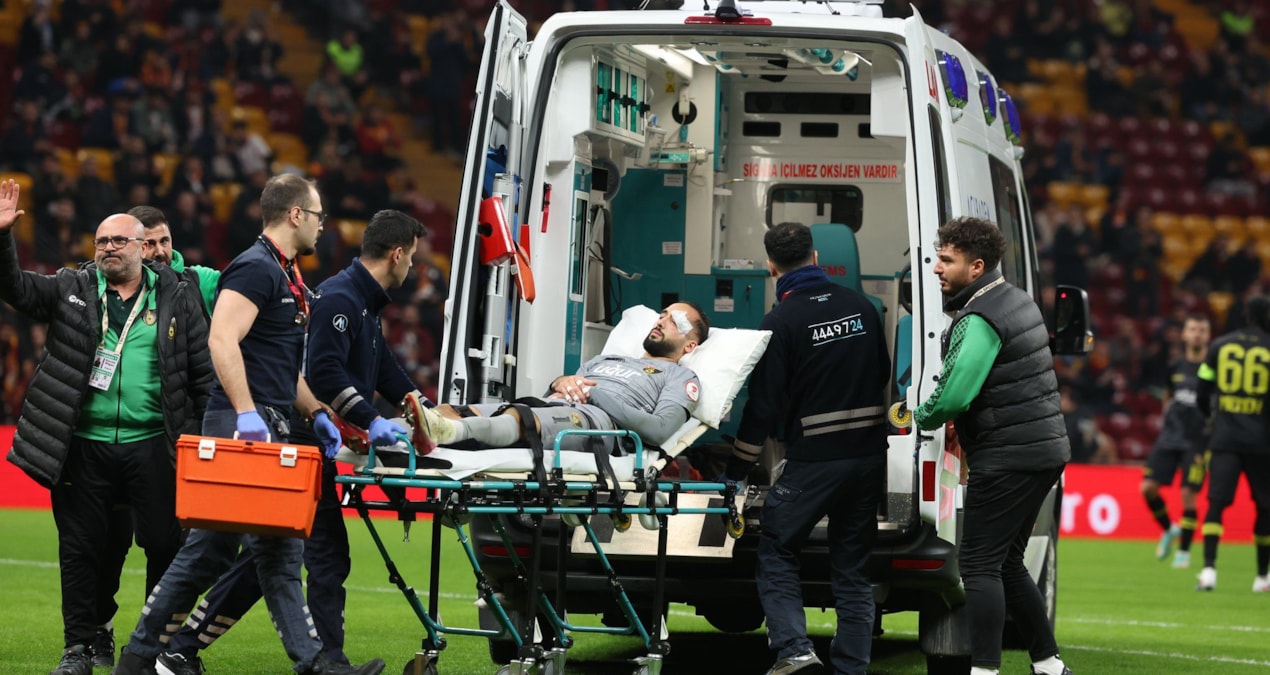 Son Gelişme: Galatasaray'ın kupa maçında  sahaya ambulans girdi - En Son Haber: Gelişmeler Takip Ediliyor