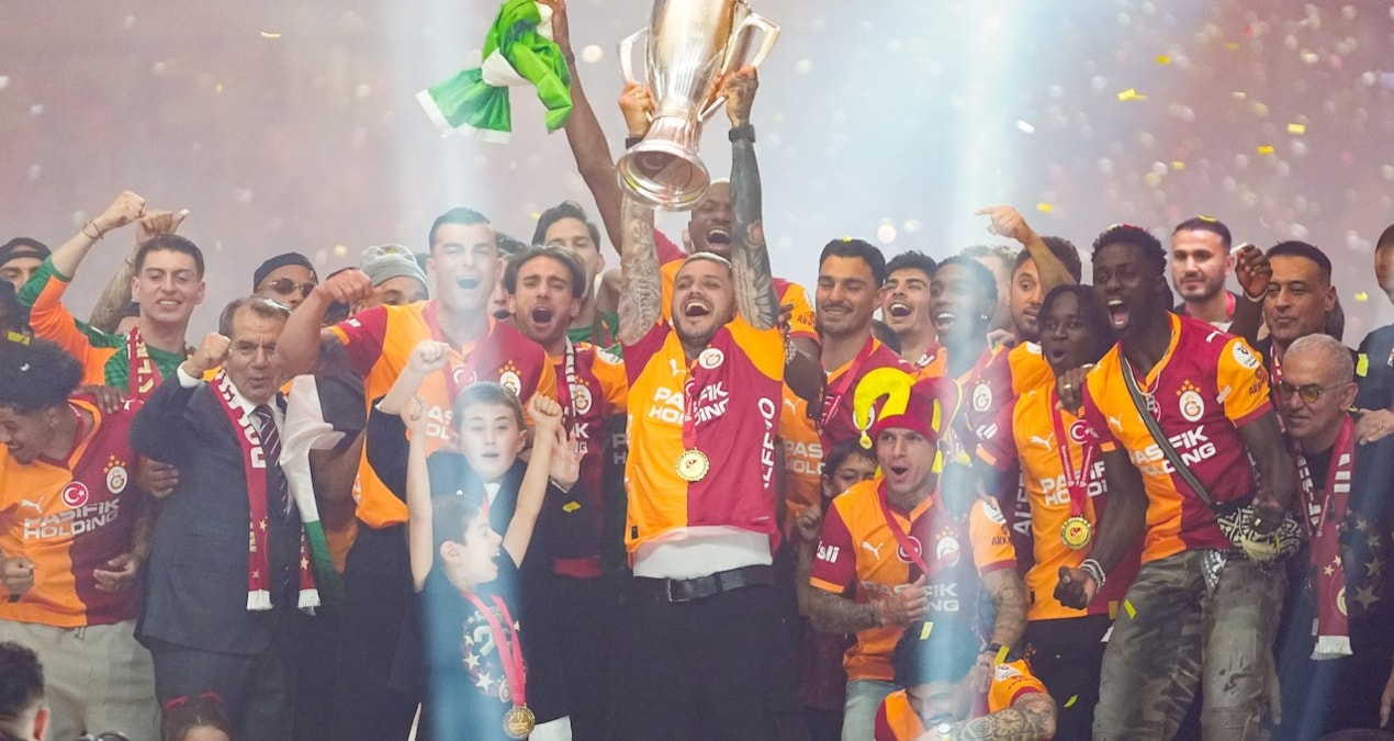 Son Gelişme: Galatasaray şampiyonluk kupasını kaldırdı! - Son Dakika: Gelişmeler Takip Ediliyor