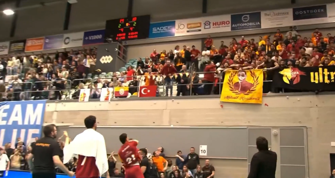 Ayrıntılar Netleşti: Galatasaraylı yıldız, kendi taraftarına şişe fırlattı! - Haberleri - Son Dakika Bilgileri