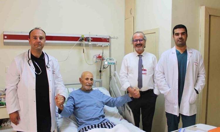 GAÜN Hastanesi 83 yaşındaki hastanın 10 santimetrelik damar genişlemesini tedavi etti: Gelişmeler Takip Ediliy