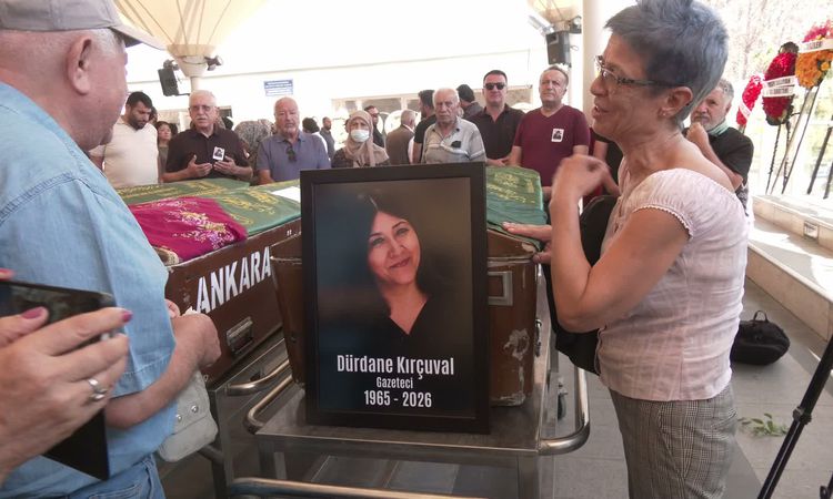 Gündemden Son Bilgiler: Gazeteci Dürdane Kırçuval, Ankara'da son yolculuğuna uğurlandı - Son Dakika ve Merak E