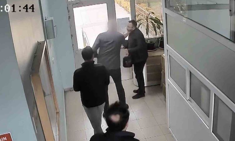 Gündemden Son Bilgiler: Gazeteciye tokat atan doktora adli para cezası - Son Dakika: Gelişmeler Takip Ediliyor