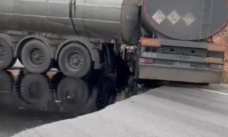 Gaziantep Nurdağı'nda 2 tanker çarpıştı, sürücüler yaralandı, tonlarca yakıt döküldü | İşte Tüm Ayrıntılar