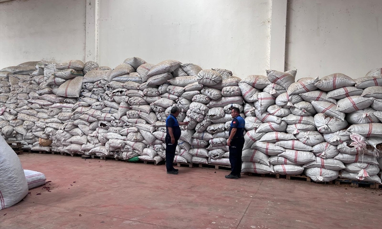 Gaziantep Nurdağı'nda 70 ton saplı biber çöpü ele geçirilip imha edildi